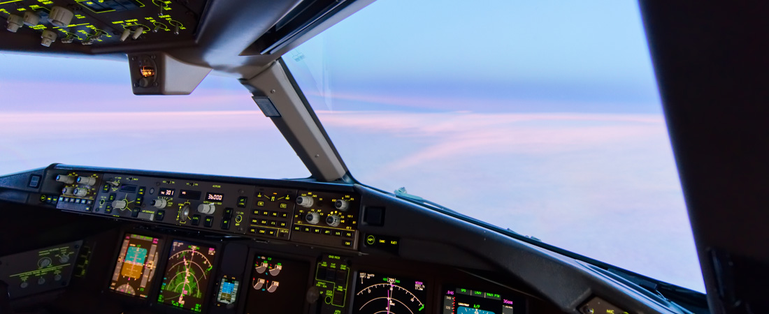 Vista desde la cabina de un avión en vuelo.