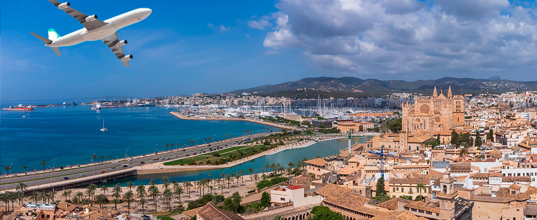 Avión sobrevolando la bahía de Palma de Mallorca con la Catedral de Palma y el puerto al fondo
